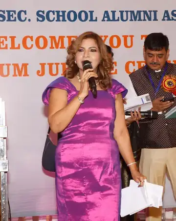 Anu Manocha with guests on stage at an alumni celebration, S.B. Mills School Alumni Association