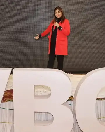 Anu Manocha hosting a VBG business meet on a wide stage